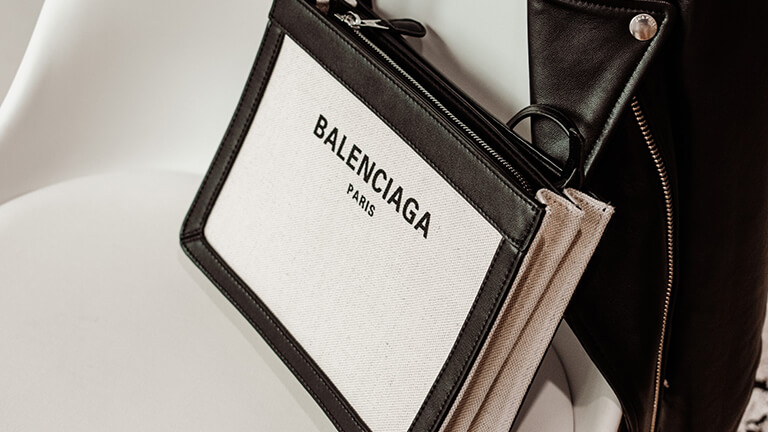写真：バレンシアガのバッグ