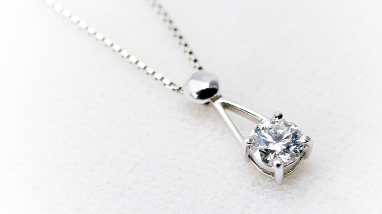 写真：ダイヤモンドのネックレス